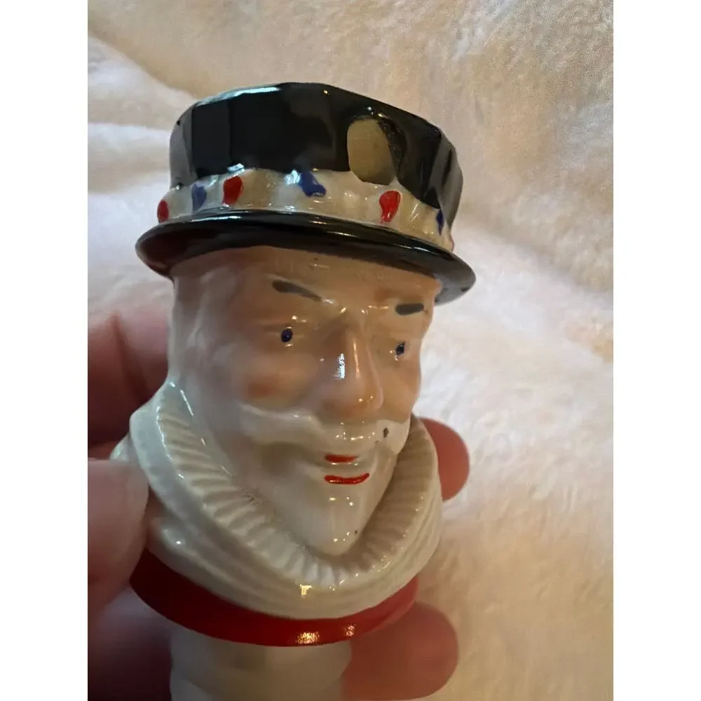 Vintage Beefeater Gin Ceramic Bottle Stopper Pourer Yeoman Barware Liquor Top